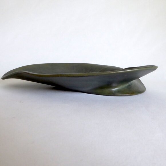 VINTAGE ART NOUVEAU HANDCRAFTED SCULPTED CERAMIC GREEN LEAF PLATE PLATTER - Picture 3 of 12